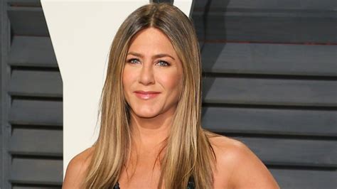 jennifer aniston nude photoshoot|Jennifer Aniston Stuns In Topless Photoshoot & Dishes On Her.